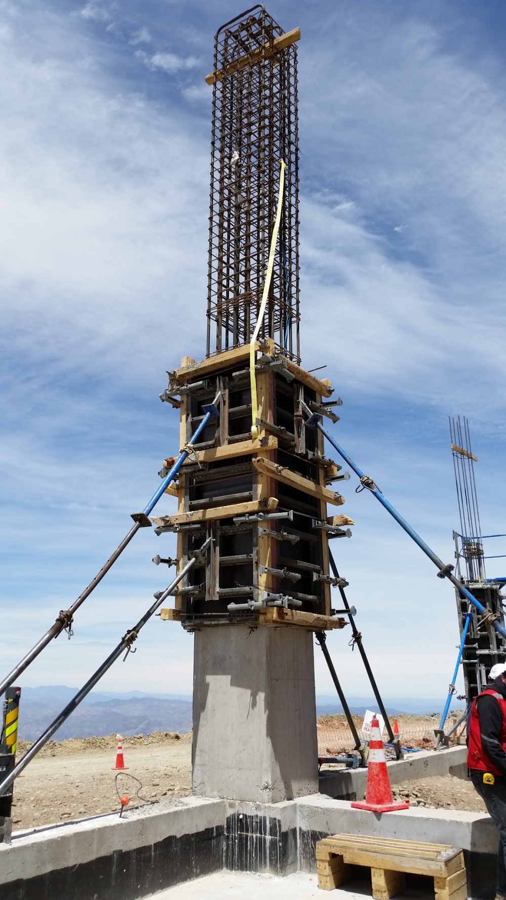 LSST structure is taking shape on Cerro Pachon: extraordinary photograph where the H30 concrete begins to cover the reinforcement steel in the main columns.